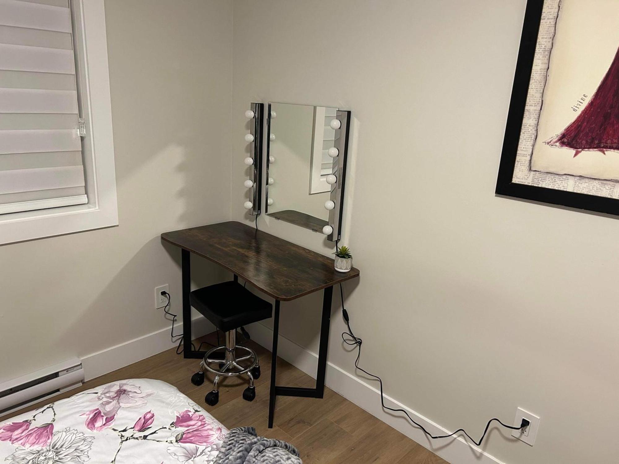 New, Spacious 2 Bedrooms In Downtown With Free Parking! Maple Ridge Exterior foto
