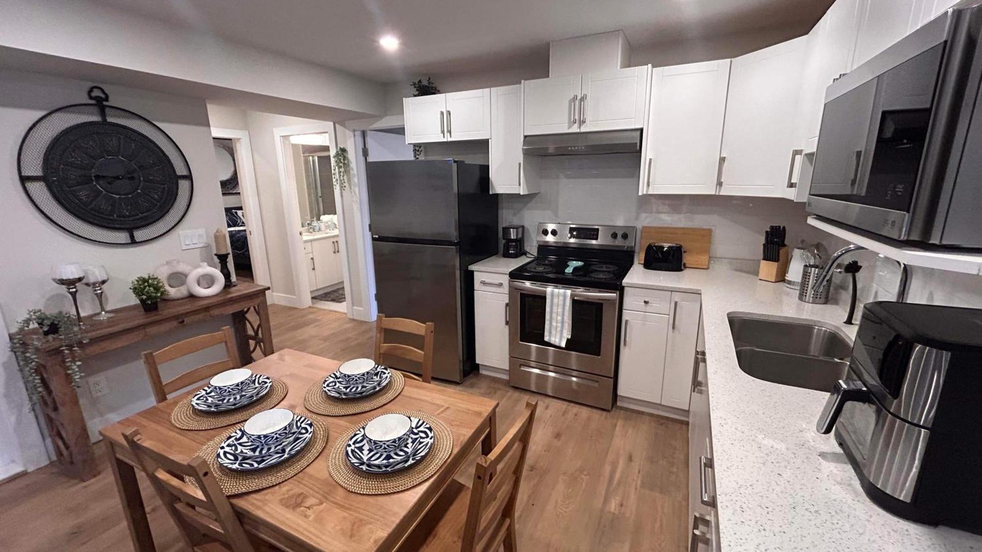 New, Spacious 2 Bedrooms In Downtown With Free Parking! Maple Ridge Exterior foto