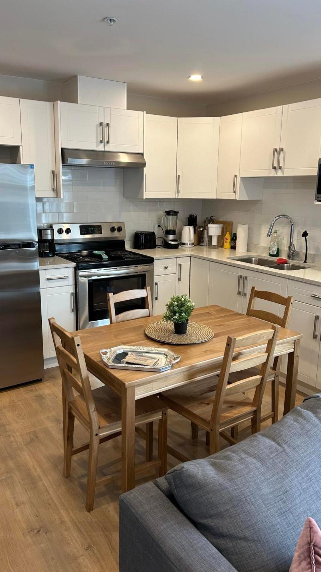 New, Spacious 2 Bedrooms In Downtown With Free Parking! Maple Ridge Exterior foto