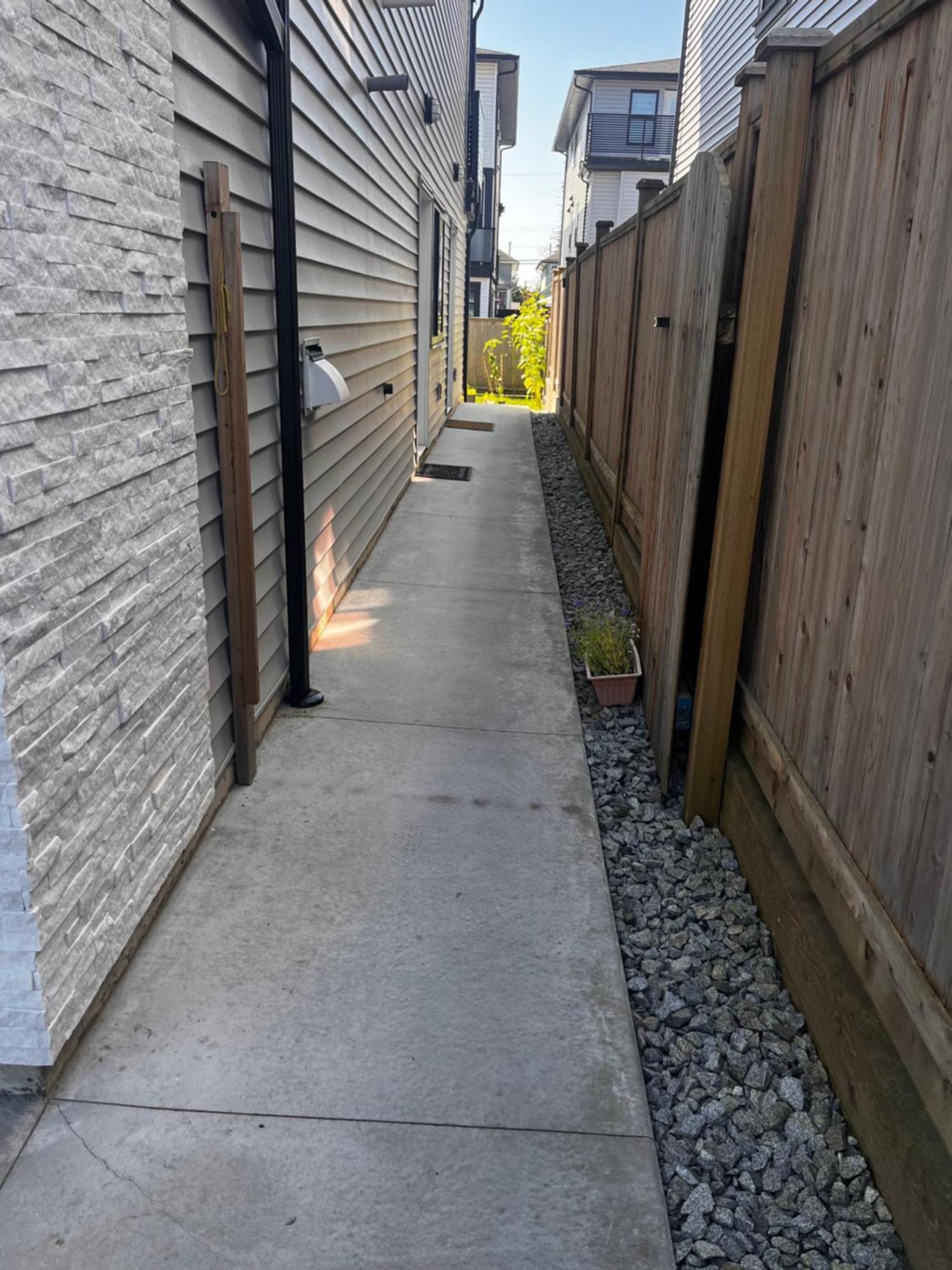 New, Spacious 2 Bedrooms In Downtown With Free Parking! Maple Ridge Exterior foto